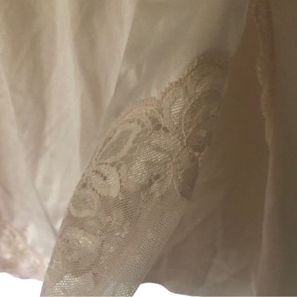 VTG Vanity Fair women’s half slip made in USA nylon lace and mesh detail at hem - Picture 2 of 6